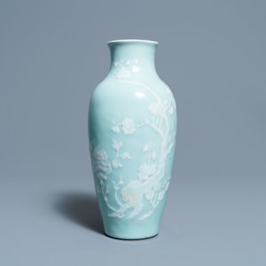 Een Chinese monochrome blauwe wierookbrander en een celadon vaas met slipdecor, 18/19e eeuw — foto 9