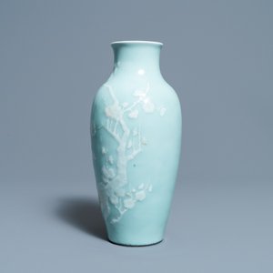 Een Chinese monochrome blauwe wierookbrander en een celadon vaas met slipdecor, 18/19e eeuw — foto 10