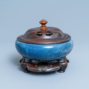 Een Chinese monochrome blauwe wierookbrander met onderglazuur floraal decor, Ming — foto 1