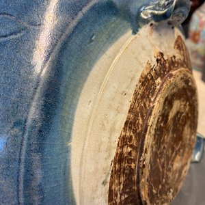 Een Chinese monochrome blauwe wierookbrander met onderglazuur floraal decor, Ming — foto 15