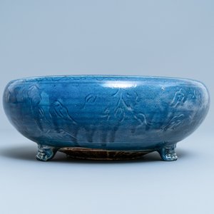 Een Chinese monochrome blauwe wierookbrander met onderglazuur floraal decor, Ming — foto 3