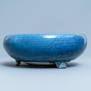 Een Chinese monochrome blauwe wierookbrander met onderglazuur floraal decor, Ming — foto 4