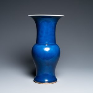 Een Chinese monochrome blauwe 'yenyen' vaas, Yongzheng/Qianlong — foto 3