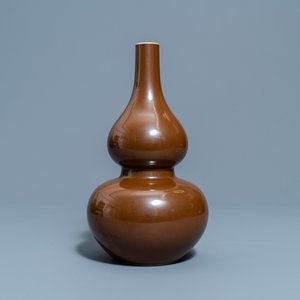 Een Chinese monochrome bruine kalebasvaas, Qianlong merk, 18/19e eeuw — foto 1