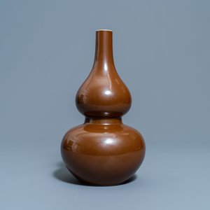Een Chinese monochrome bruine kalebasvaas, Qianlong merk, 18/19e eeuw — foto 3