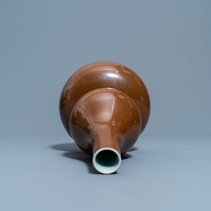 Een Chinese monochrome bruine kalebasvaas, Qianlong merk, 18/19e eeuw — foto 5