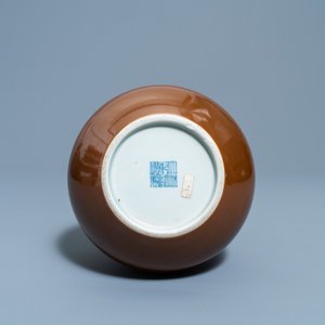 Een Chinese monochrome bruine kalebasvaas, Qianlong merk, 18/19e eeuw — foto 6