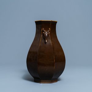 Een Chinese monochrome bruine octagonale vaas met hertenkoppen, Qianlong merk en periode — foto 2