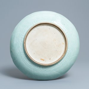 Een Chinese monochrome celadon bloemvormige schotel, Qianlong — foto 2