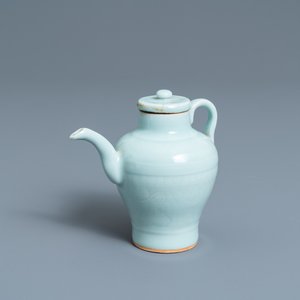 Een Chinese monochrome celadon dekselkan met onderglazuur decor, Qianlong — foto 1