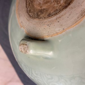 Een Chinese monochrome celadon driepotige wierookbrander met onderglazuur floraal decor, Kangxi — foto 12