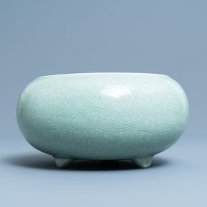 Een Chinese monochrome celadon driepotige wierookbrander met onderglazuur floraal decor, Kangxi — foto 2