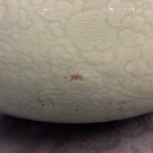 Een Chinese monochrome celadon driepotige wierookbrander met onderglazuur floraal decor, Kangxi — foto 24
