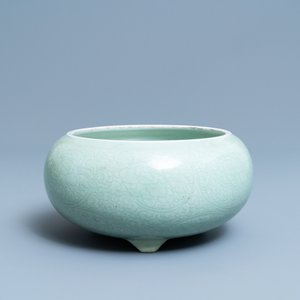 Een Chinese monochrome celadon driepotige wierookbrander met onderglazuur floraal decor, Kangxi — foto 1