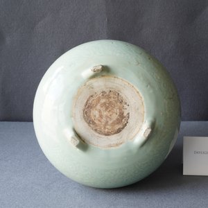 Een Chinese monochrome celadon driepotige wierookbrander met onderglazuur floraal decor, Kangxi — foto 11