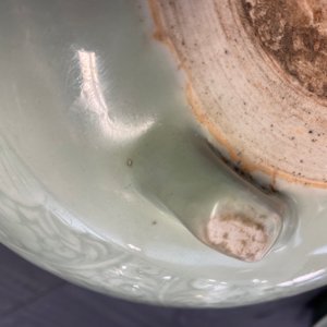 Een Chinese monochrome celadon driepotige wierookbrander met onderglazuur floraal decor, Kangxi — foto 14