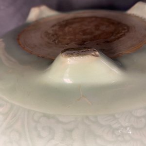 Een Chinese monochrome celadon driepotige wierookbrander met onderglazuur floraal decor, Kangxi — foto 15