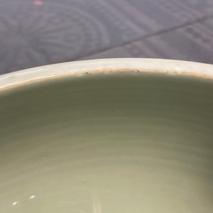 Een Chinese monochrome celadon driepotige wierookbrander met onderglazuur floraal decor, Kangxi — foto 19