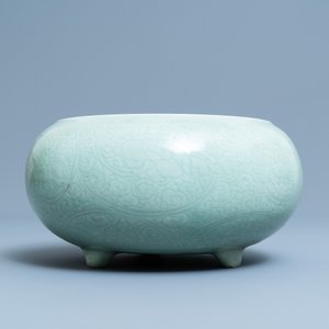 Een Chinese monochrome celadon driepotige wierookbrander met onderglazuur floraal decor, Kangxi — foto 5
