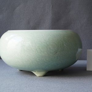 Een Chinese monochrome celadon driepotige wierookbrander met onderglazuur floraal decor, Kangxi — foto 8