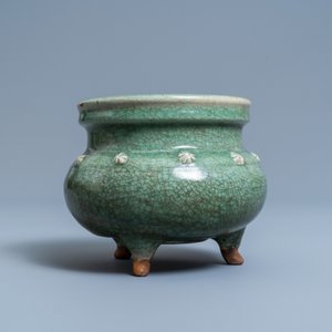 Een Chinese monochrome celadon en craquelé driepotige wierookbrander, Ming — foto 4