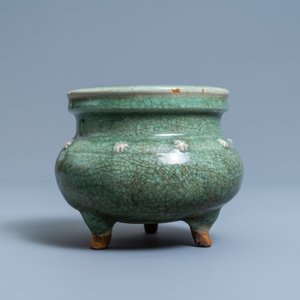 Een Chinese monochrome celadon en craquelé driepotige wierookbrander, Ming — foto 5