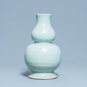 Een Chinese monochrome celadon en craquelé kalebasvaas, 18/19e eeuw — foto 4