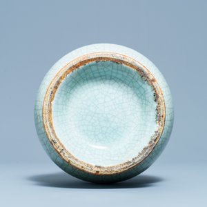 Een Chinese monochrome celadon en craquelé kalebasvaas, 18/19e eeuw — foto 5