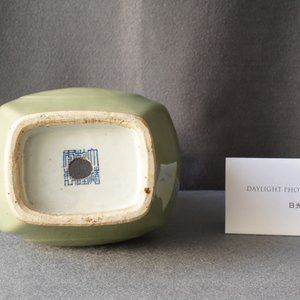 Een Chinese monochrome celadon 'fanghu' vaas, Qianlong merk en periode — foto 11
