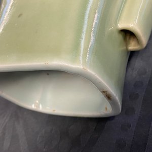 Een Chinese monochrome celadon 'fanghu' vaas, Qianlong merk en periode — foto 13