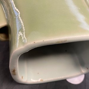 Een Chinese monochrome celadon 'fanghu' vaas, Qianlong merk en periode — foto 17