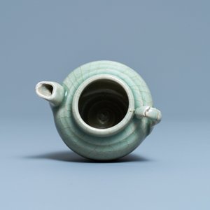 Een Chinese monochrome celadon geglazuurde theepot, Ming — foto 6