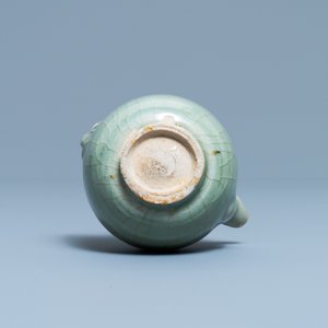 Een Chinese monochrome celadon geglazuurde theepot, Ming — foto 7