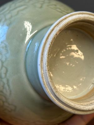 Een Chinese monochrome celadon geglazuurde vaas met floraal anhua decor, Kangxi — foto 11