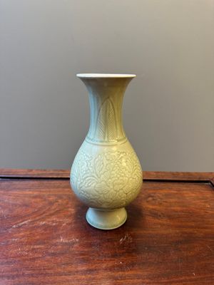 Een Chinese monochrome celadon geglazuurde vaas met floraal anhua decor, Kangxi — foto 2