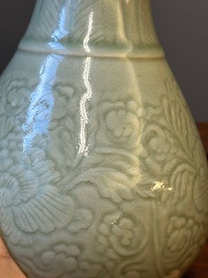 Een Chinese monochrome celadon geglazuurde vaas met floraal anhua decor, Kangxi — foto 8