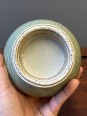 Een Chinese monochrome celadon geglazuurde vaas met floraal anhua decor, Kangxi — foto 10