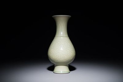 Een Chinese monochrome celadon geglazuurde vaas met floraal anhua decor, Kangxi
