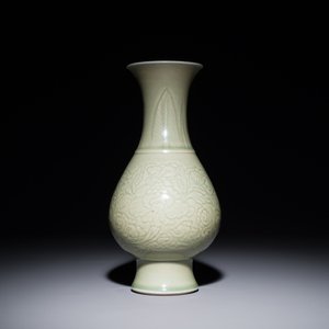 Een Chinese monochrome celadon geglazuurde vaas met floraal anhua decor, Kangxi — foto 1