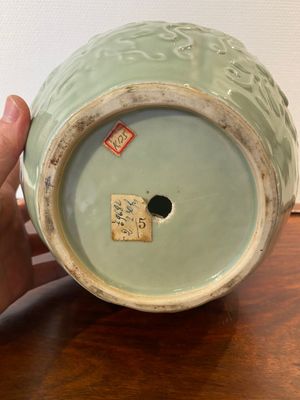 Een Chinese monochrome celadon-geglazuurde vaas met reliëfdecor, 19/20e eeuw — foto 5