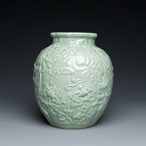Een Chinese monochrome celadon-geglazuurde vaas met reliëfdecor, 19/20e eeuw — foto 1