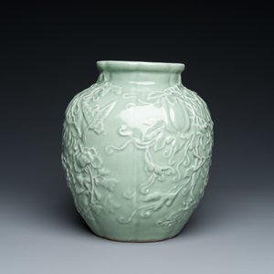 Een Chinese monochrome celadon-geglazuurde vaas met reliëfdecor, 19/20e eeuw — foto 2