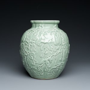 Een Chinese monochrome celadon-geglazuurde vaas met reliëfdecor, 19/20e eeuw — foto 3