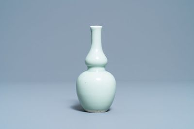 Een Chinese monochrome celadon kalebasvaas, Kangxi