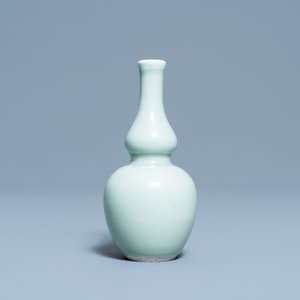 Een Chinese monochrome celadon kalebasvaas, Kangxi — foto 3
