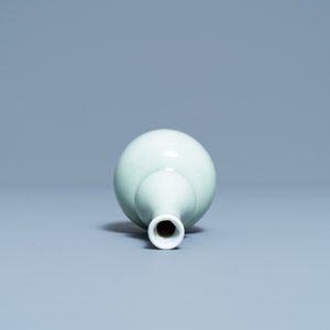Een Chinese monochrome celadon kalebasvaas, Kangxi — foto 5