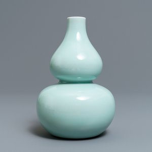 Een Chinese monochrome celadon kalebasvaas, Qianlong merk, 19e eeuw — foto 1