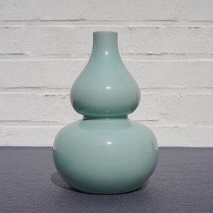 Een Chinese monochrome celadon kalebasvaas, Qianlong merk, 19e eeuw — foto 10