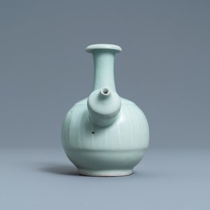 Een Chinese monochrome celadon kendi, 19e eeuw — foto 3