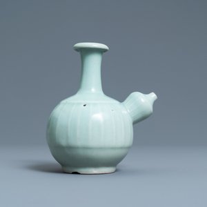 Een Chinese monochrome celadon kendi, 19e eeuw — foto 4